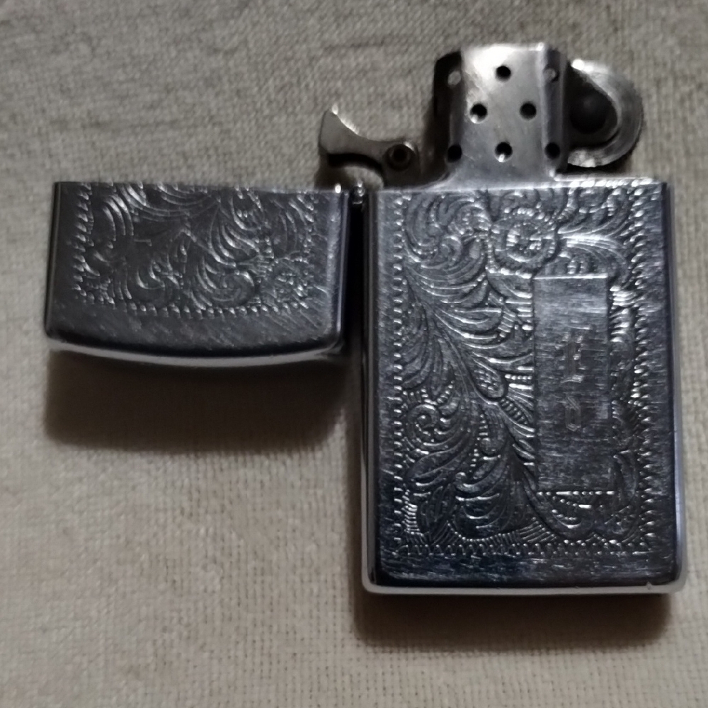 Vintage 1979 Zippo Lighter Venetian Scroll Paisley Design Slim Engraved